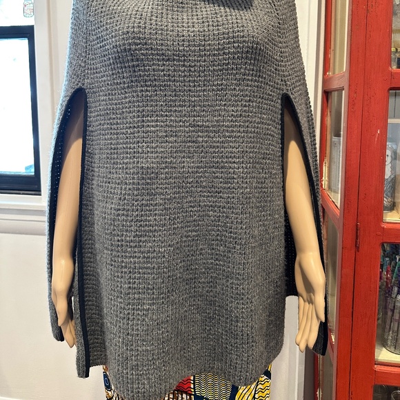 Lauren Wool Gray Poncho with Black Suede Trim OS Fits All - Picture 3 of 5